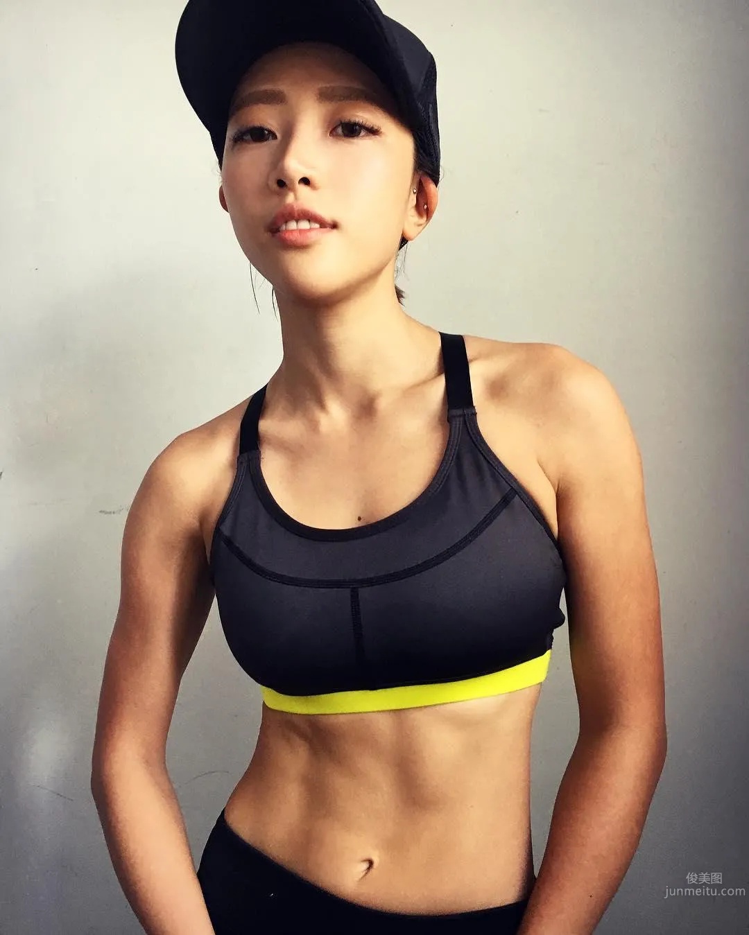 Chen Liling, Sporty Beauty Deep V All the Way Down photo 14