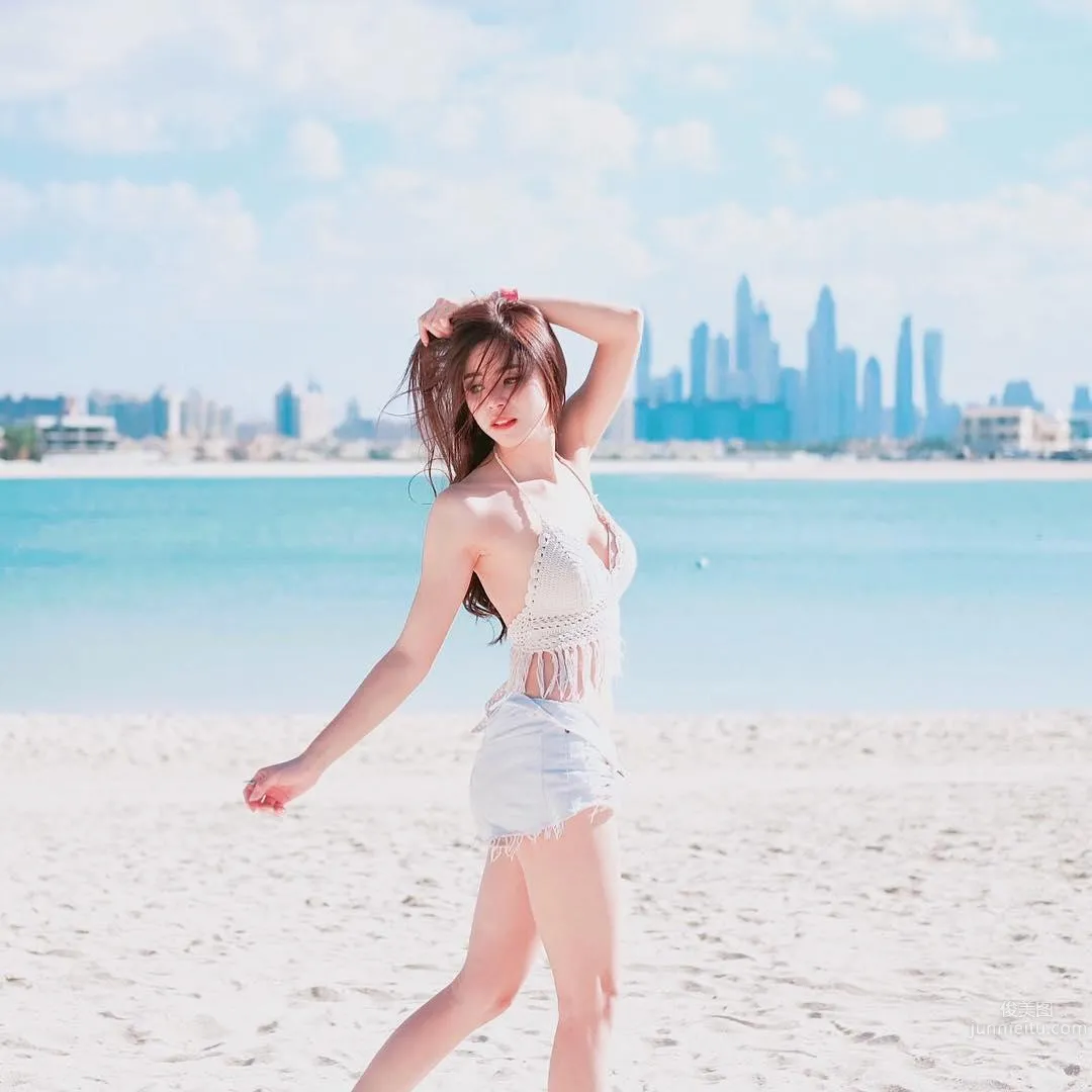 高顔值正妹「根本真人芭比」！驚人曲線下還隐藏「性感深溝」！ 21