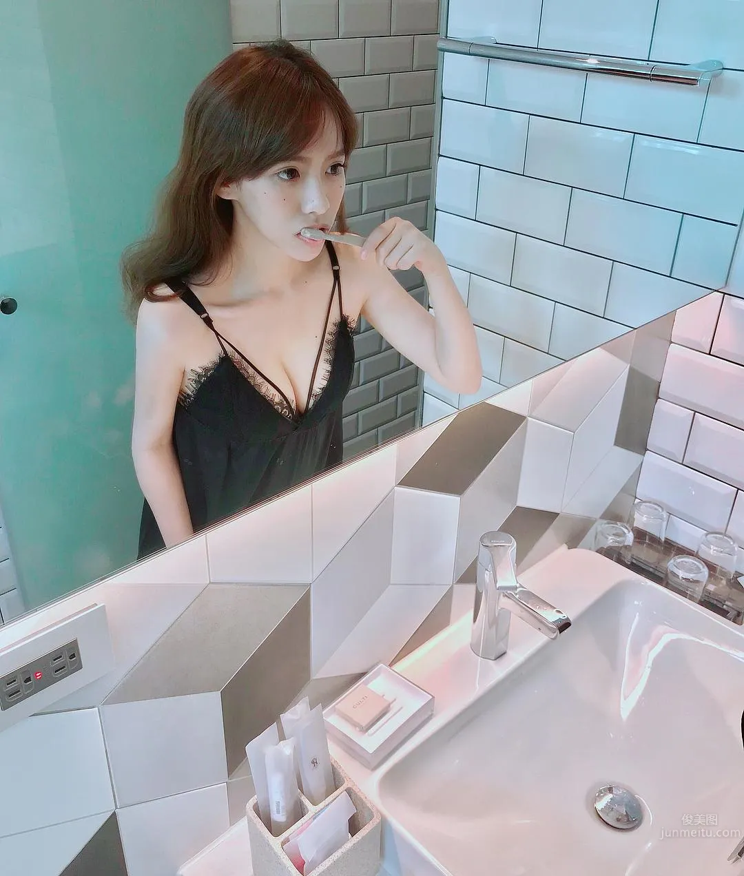 EVA Air Pretty Flight Attendant Fafa Shows Off Sexy Deep V Cleavage photo 10