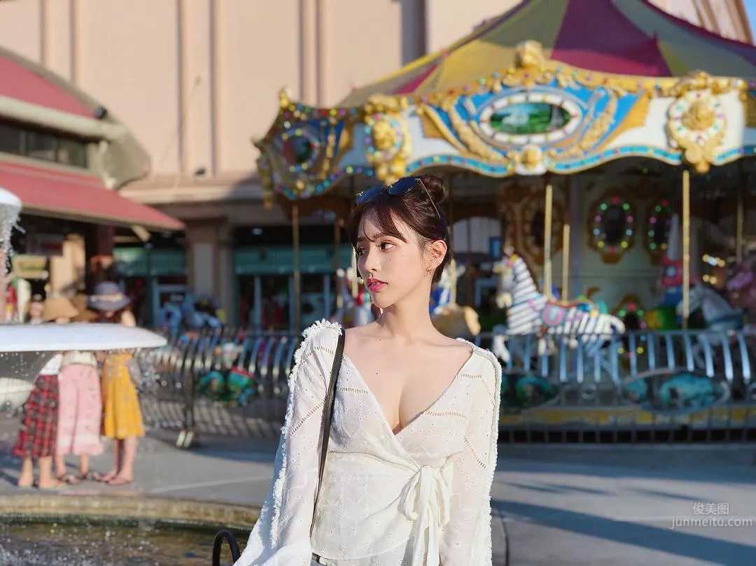 EVA Air Pretty Flight Attendant Fafa Shows Off Sexy Deep V Cleavage photo 15