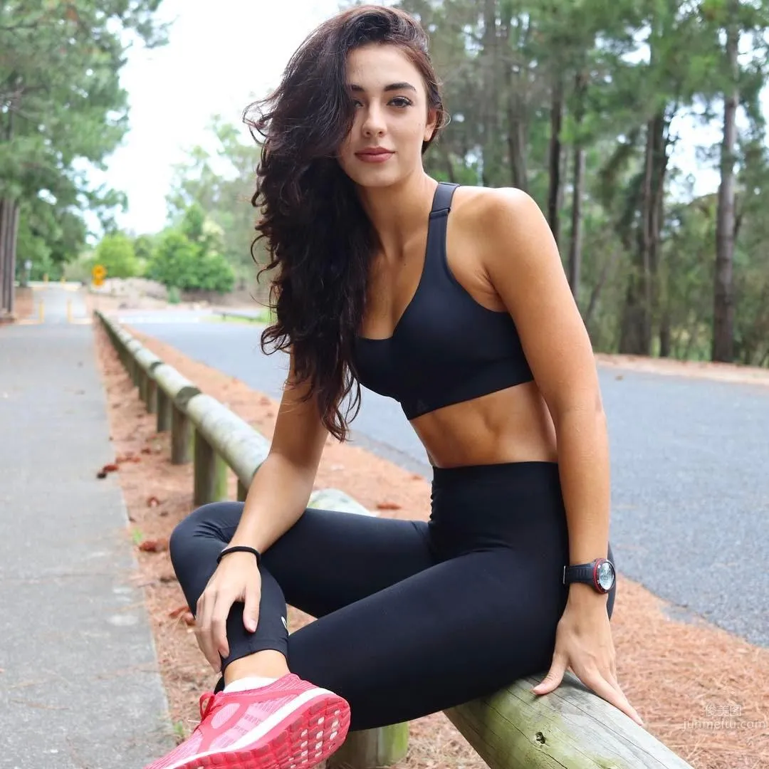 Danielle Robertson: Photo Set 2025 photo 3