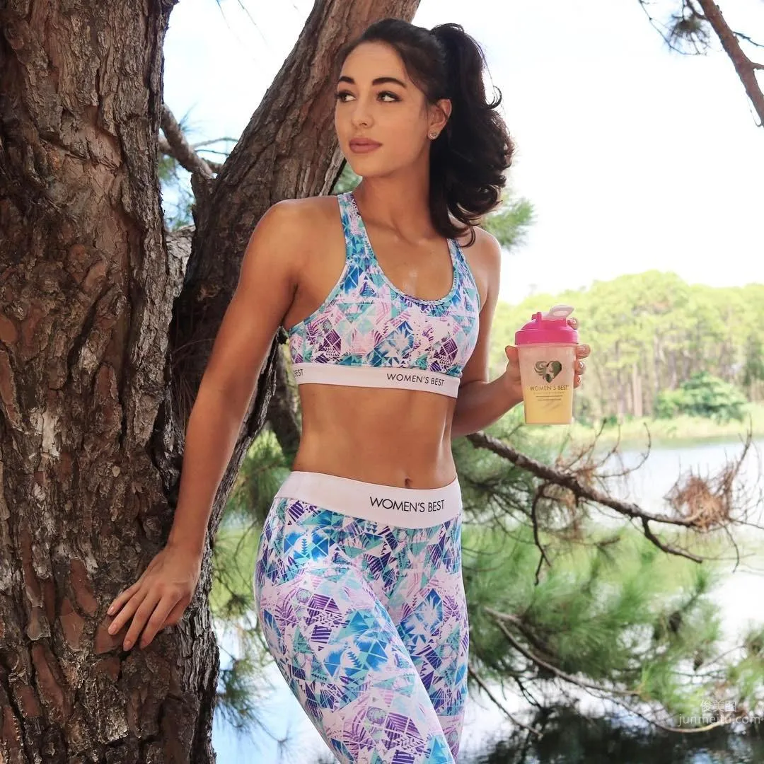 Danielle Robertson: Photo Set 2025 photo 5