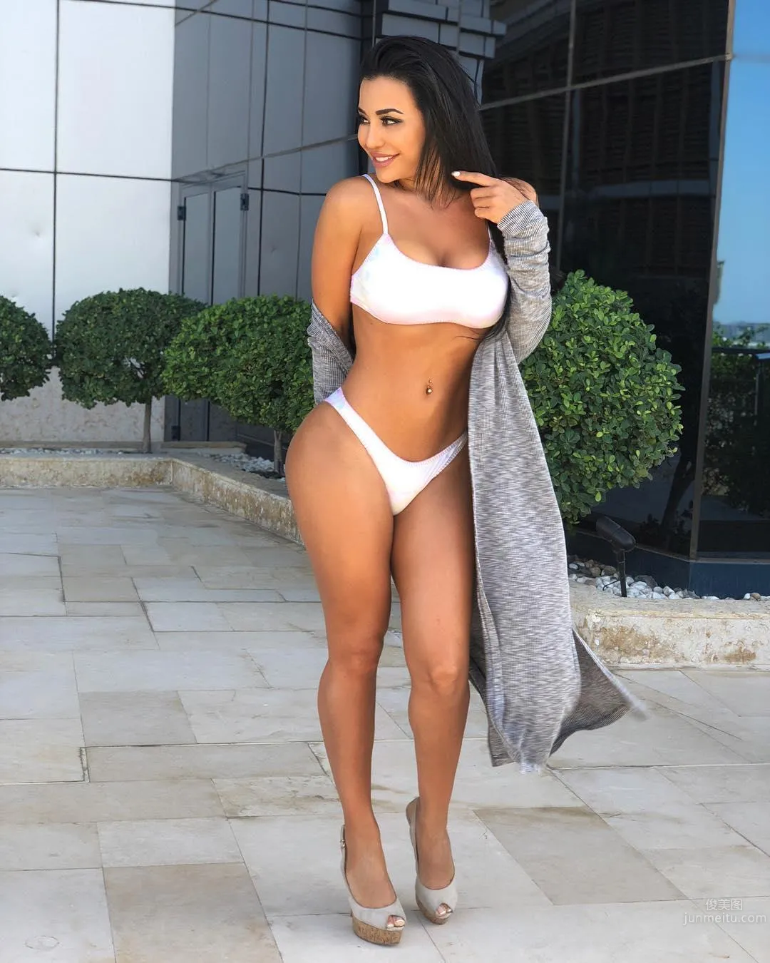 The Temptation of a Local Mom! The Auntie Has a Hot Body and Shows Off Her Round Curves with Overwhelming Presence photo 16
