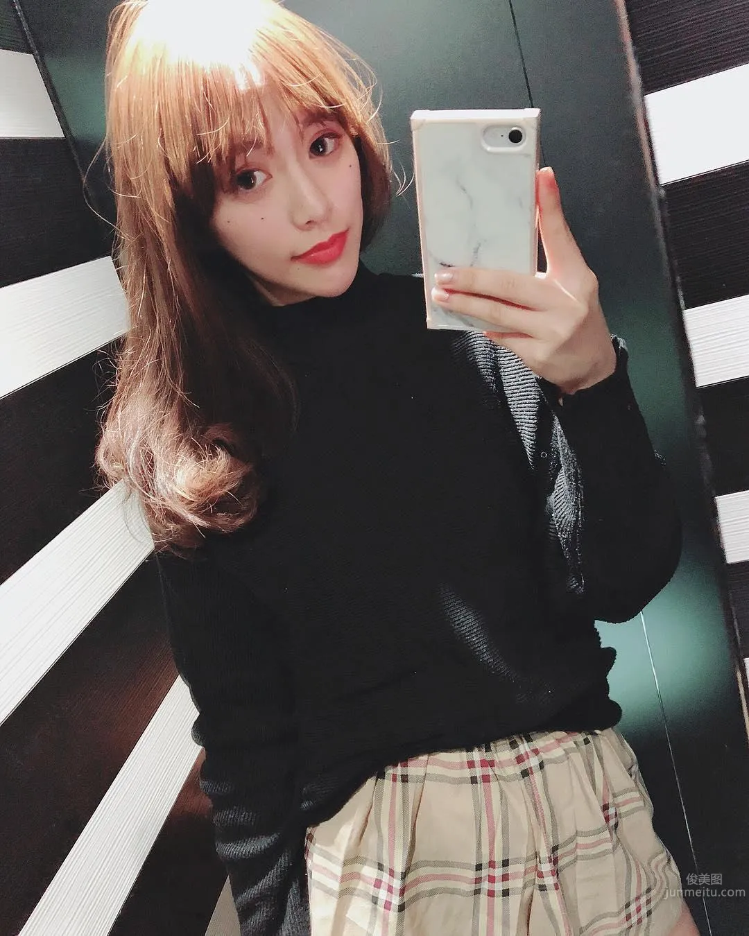 EVA Air Pretty Flight Attendant Fafa Shows Off Sexy Deep V Cleavage photo 12