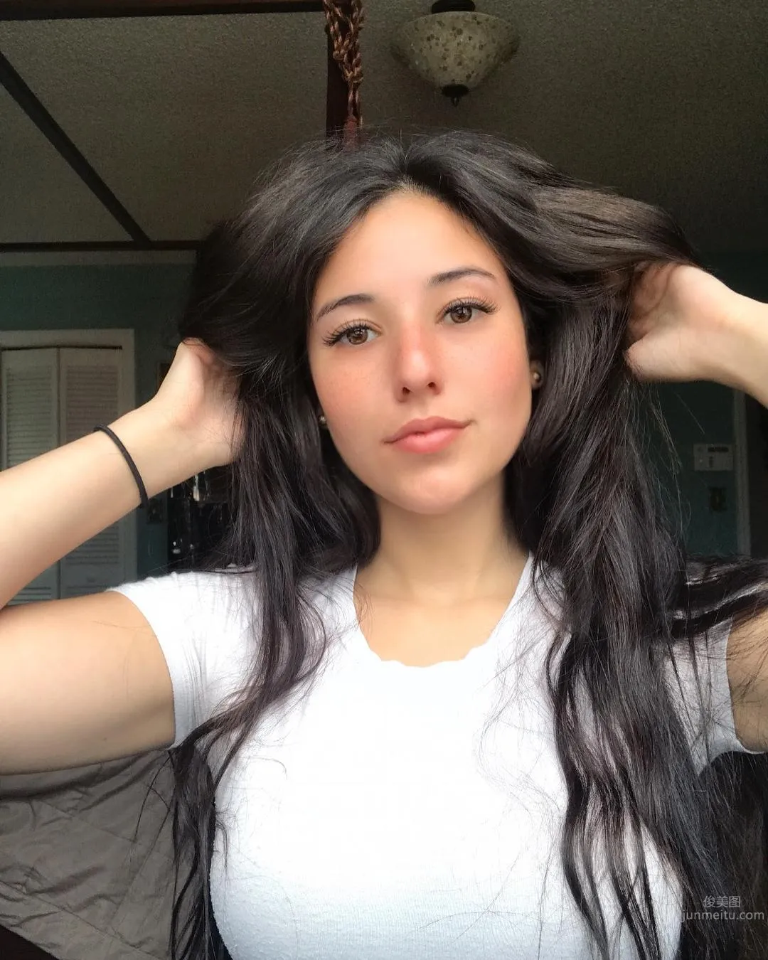 Law Student Beauty Angeline Varona's Very Easy on the Eyes Private Shoot photo 31