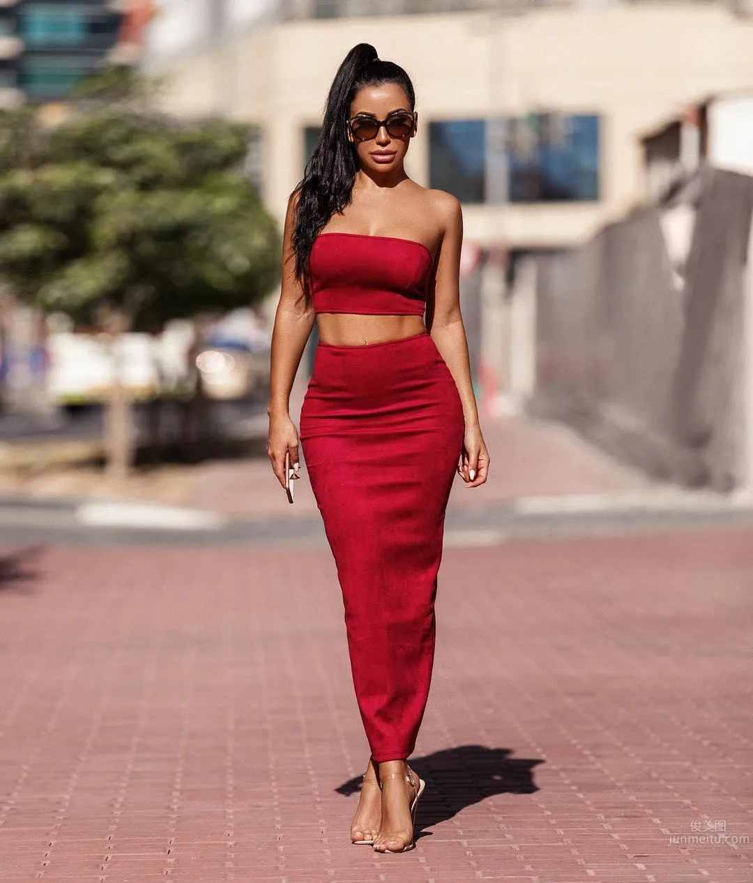 The Temptation of a Local Mom! The Auntie Has a Hot Body and Shows Off Her Round Curves with Overwhelming Presence photo 32