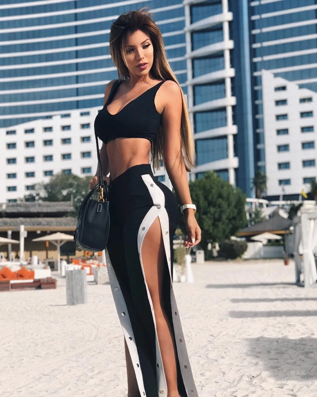 Super Teasing! Paula Manzanal, 45-Degree Angle Deep and Long Cleavage photo 30