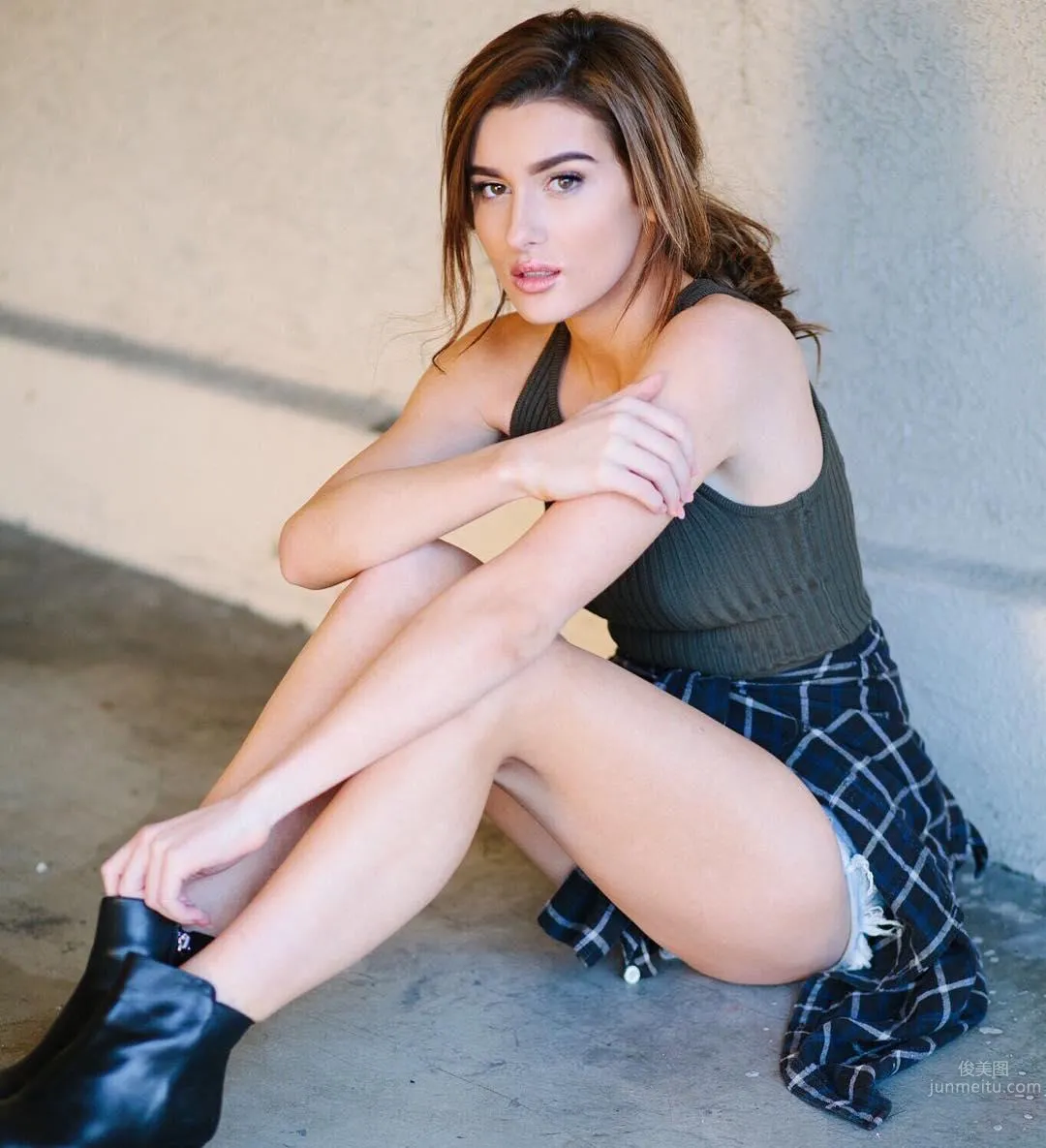 Crash In! Sexy Girl Molly Eskam, Hot Body Temptation photo 4