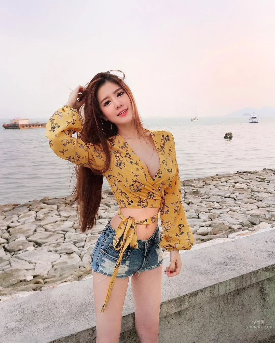 Super Hot Bikini Babe Cherry, Her Unreal Figure Stuns Netizens photo 23