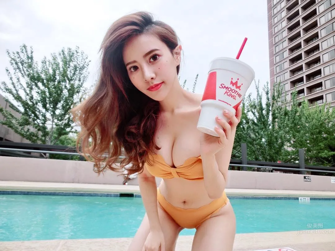EVA Air Pretty Flight Attendant Fafa Shows Off Sexy Deep V Cleavage photo 5