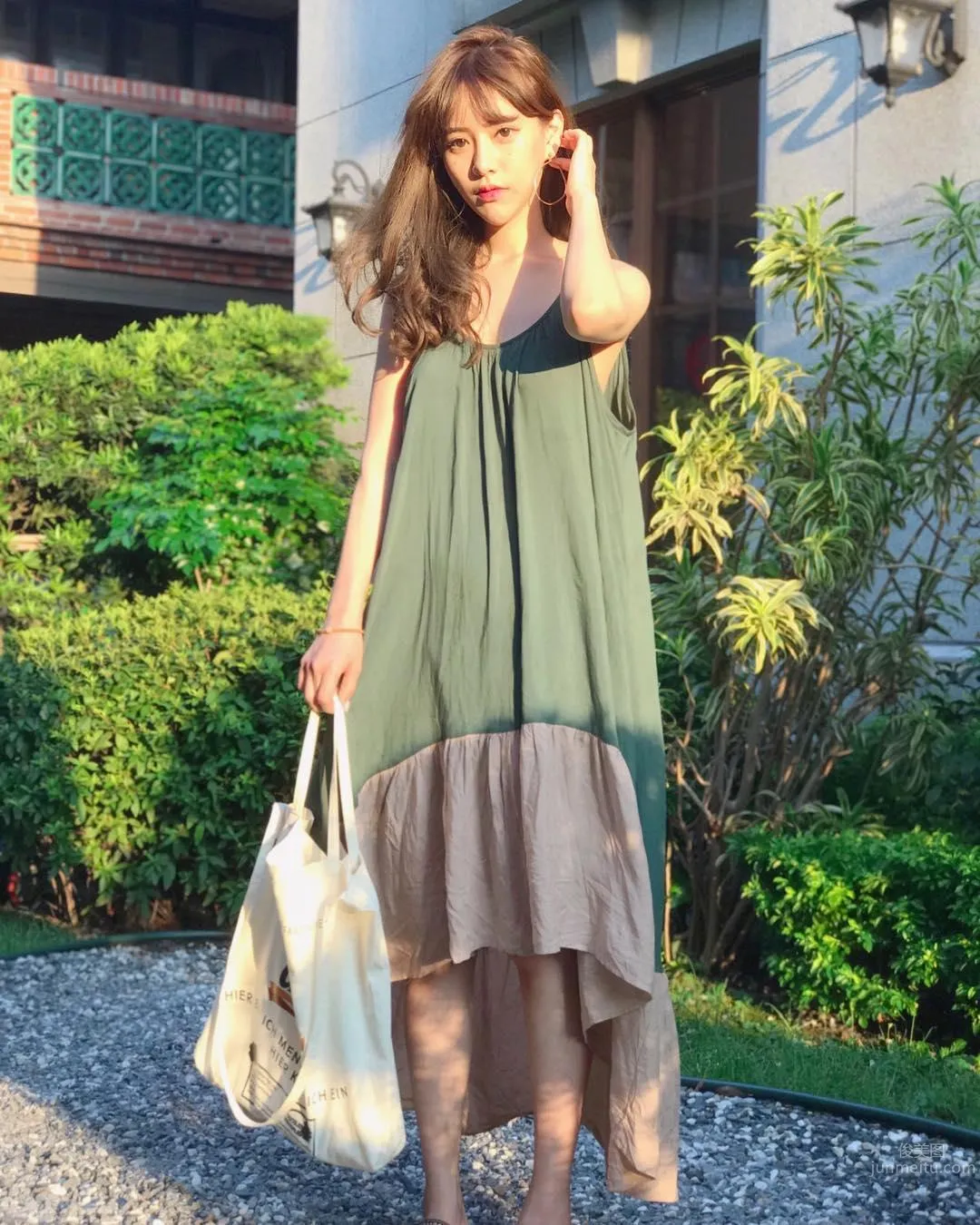 EVA Air Pretty Flight Attendant Fafa Shows Off Sexy Deep V Cleavage photo 2