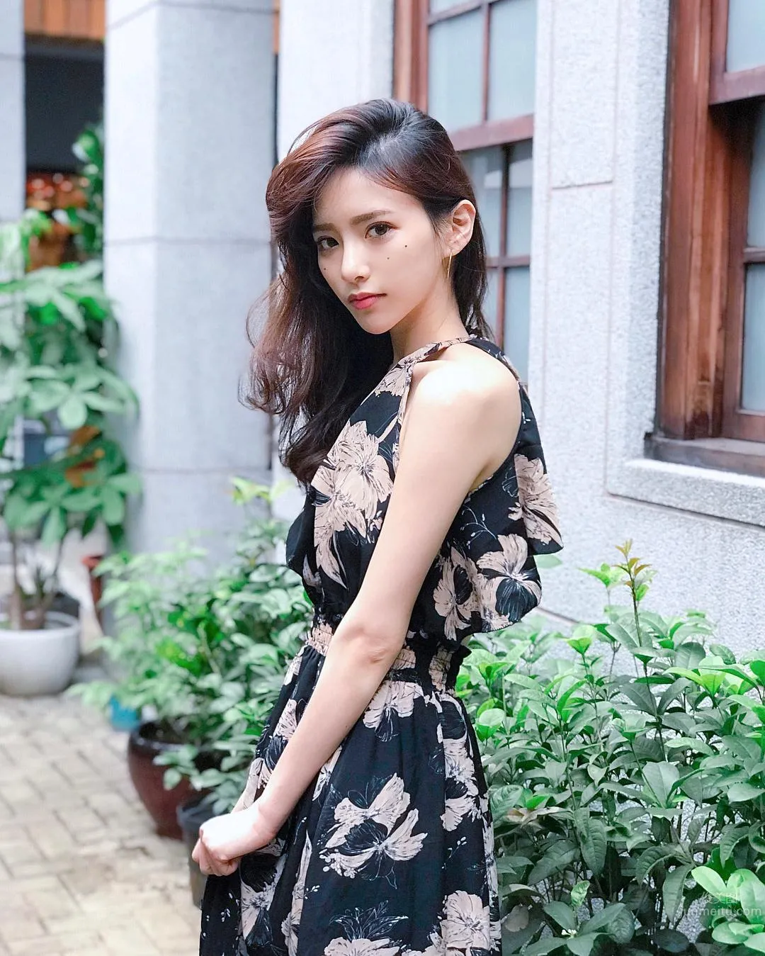 EVA Air Pretty Flight Attendant Fafa Shows Off Sexy Deep V Cleavage photo 24