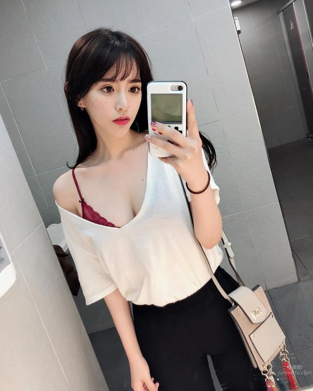 EVA Air Pretty Flight Attendant Fafa Shows Off Sexy Deep V Cleavage photo 16