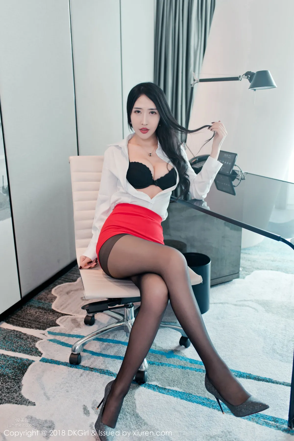 Long-Legged Beauty Yu Gongzhu, Workplace OL Black Stockings Temptation photo 31