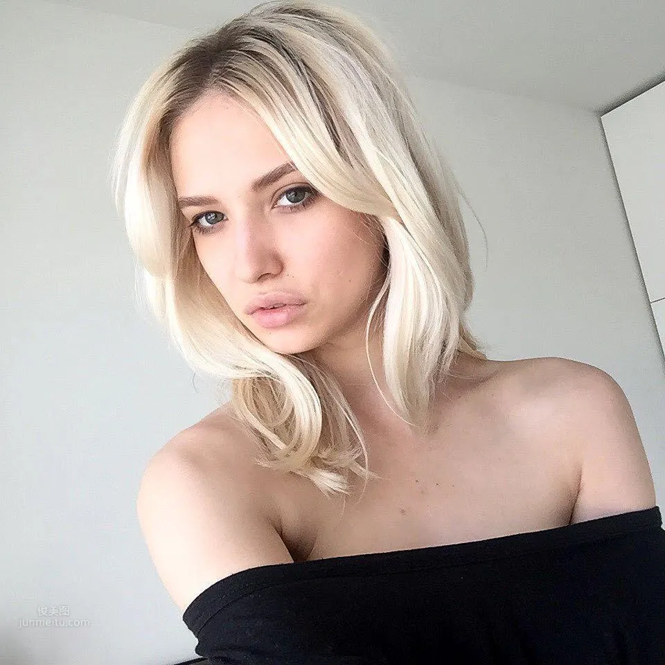 Monica Wasp, an Artist Both Herself and Her Works Are Very Sexy photo 5