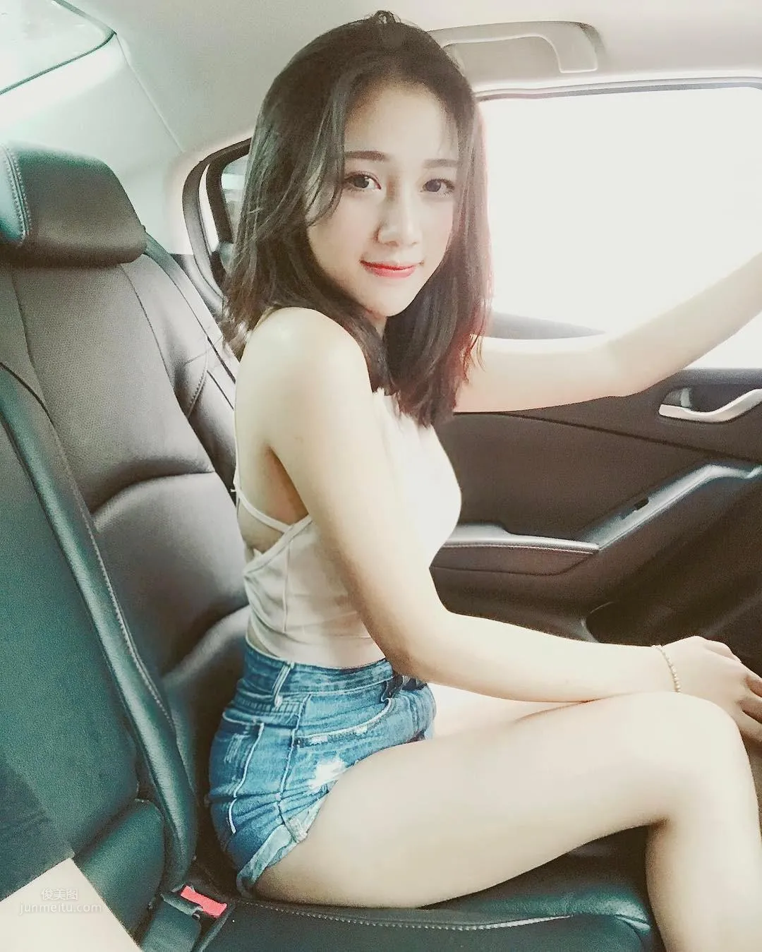 Met a Fair-Skinned Volleyball Girl on Vacation! Showing Off Her Slim Waist While Playing photo 5