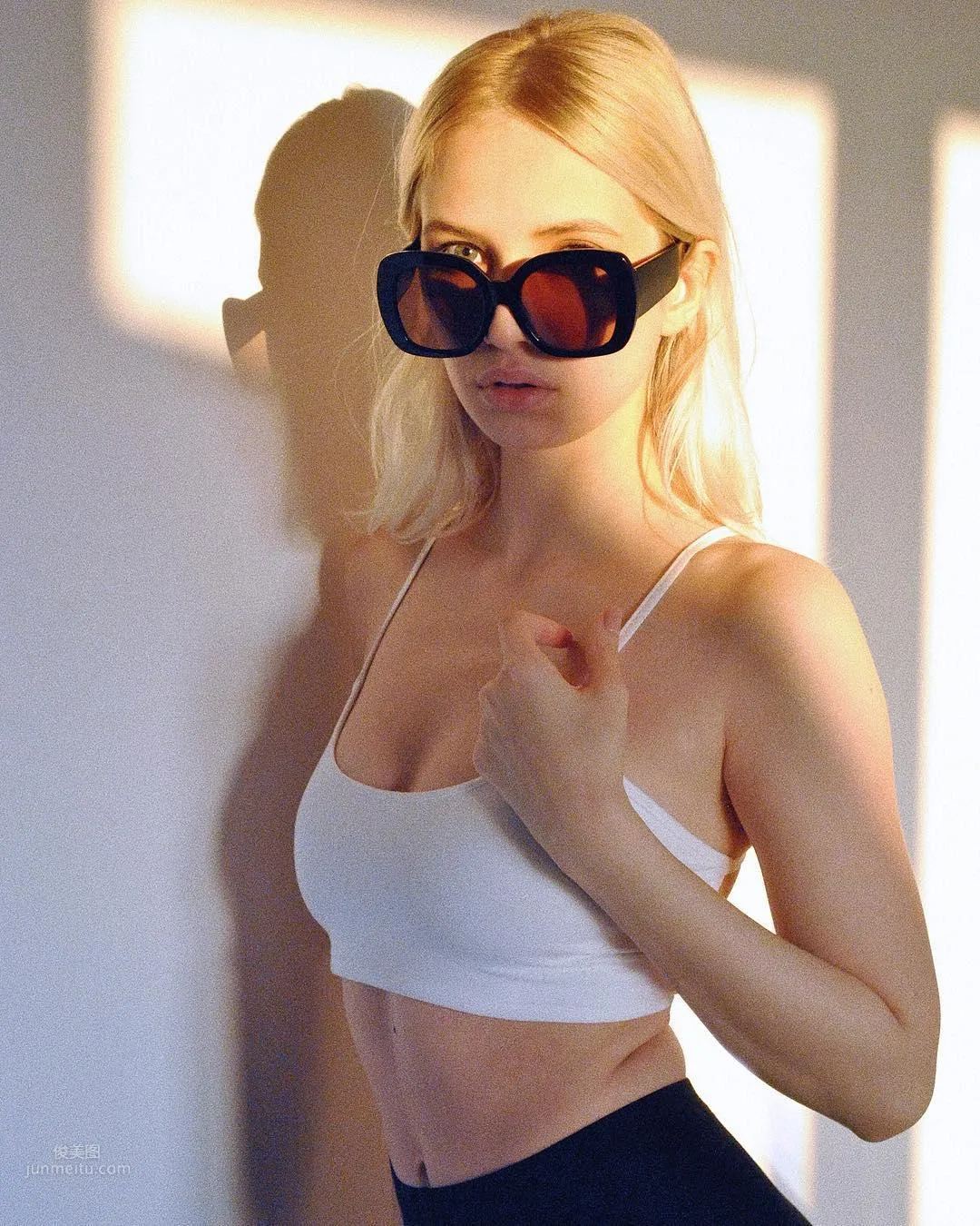Monica Wasp, an Artist Both Herself and Her Works Are Very Sexy photo 14