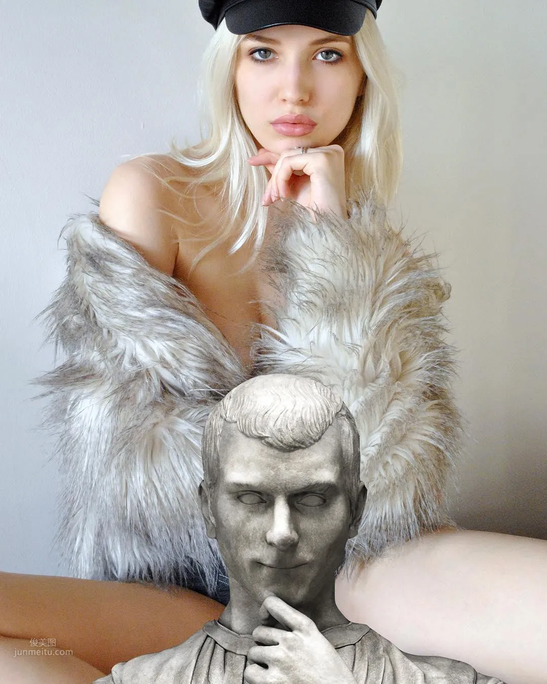 Monica Wasp, an Artist Both Herself and Her Works Are Very Sexy photo 17