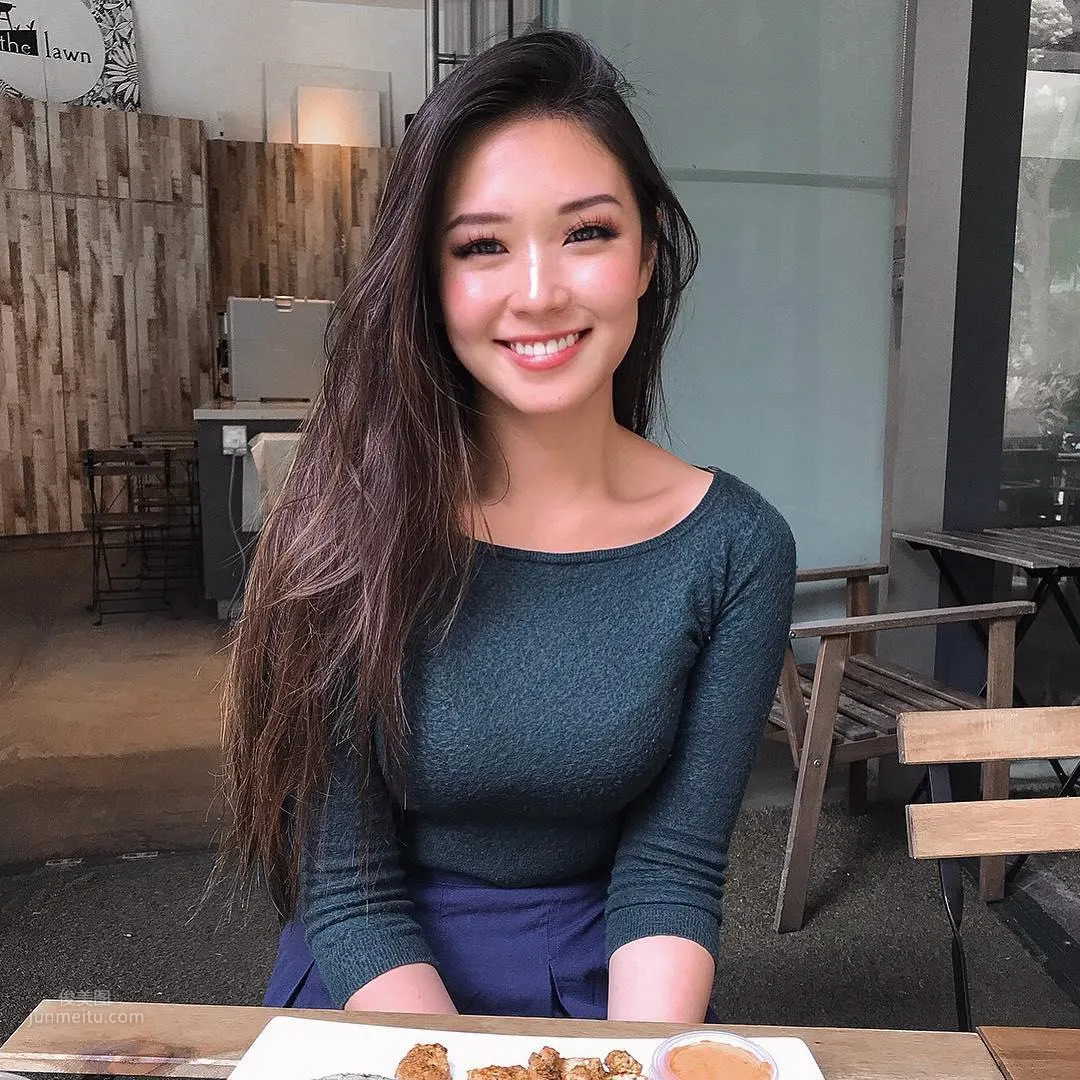 Singapore Internet Celebrity Tessasus Challenges Various Clothing Materials photo 29