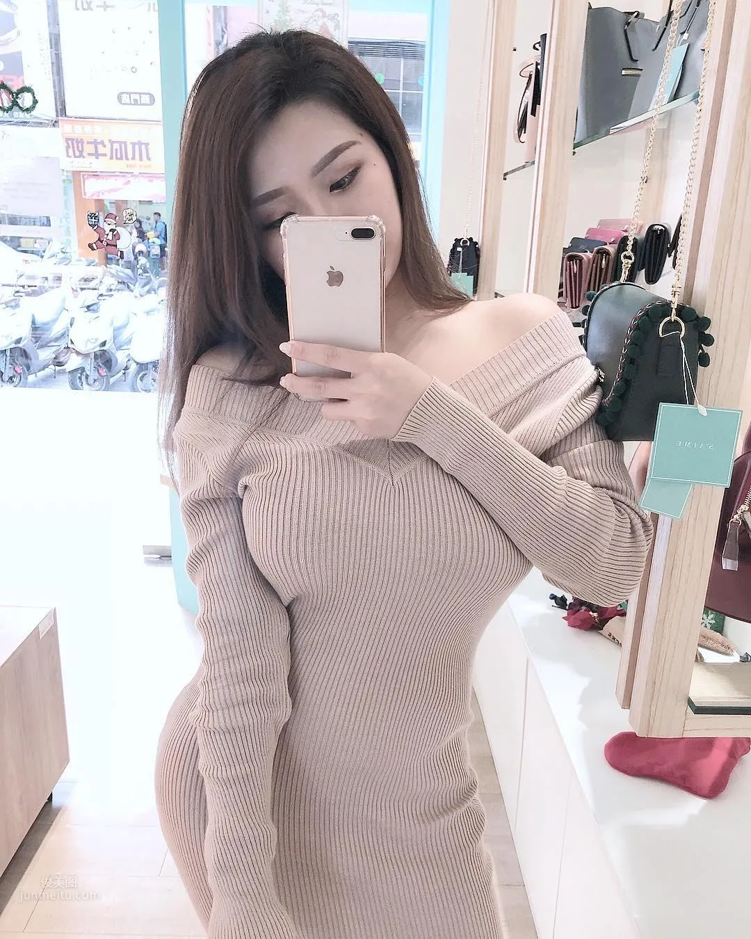 Taiwan Gina Qiu Yunjing Camisole and Small Vest Eating Dessert photo 4