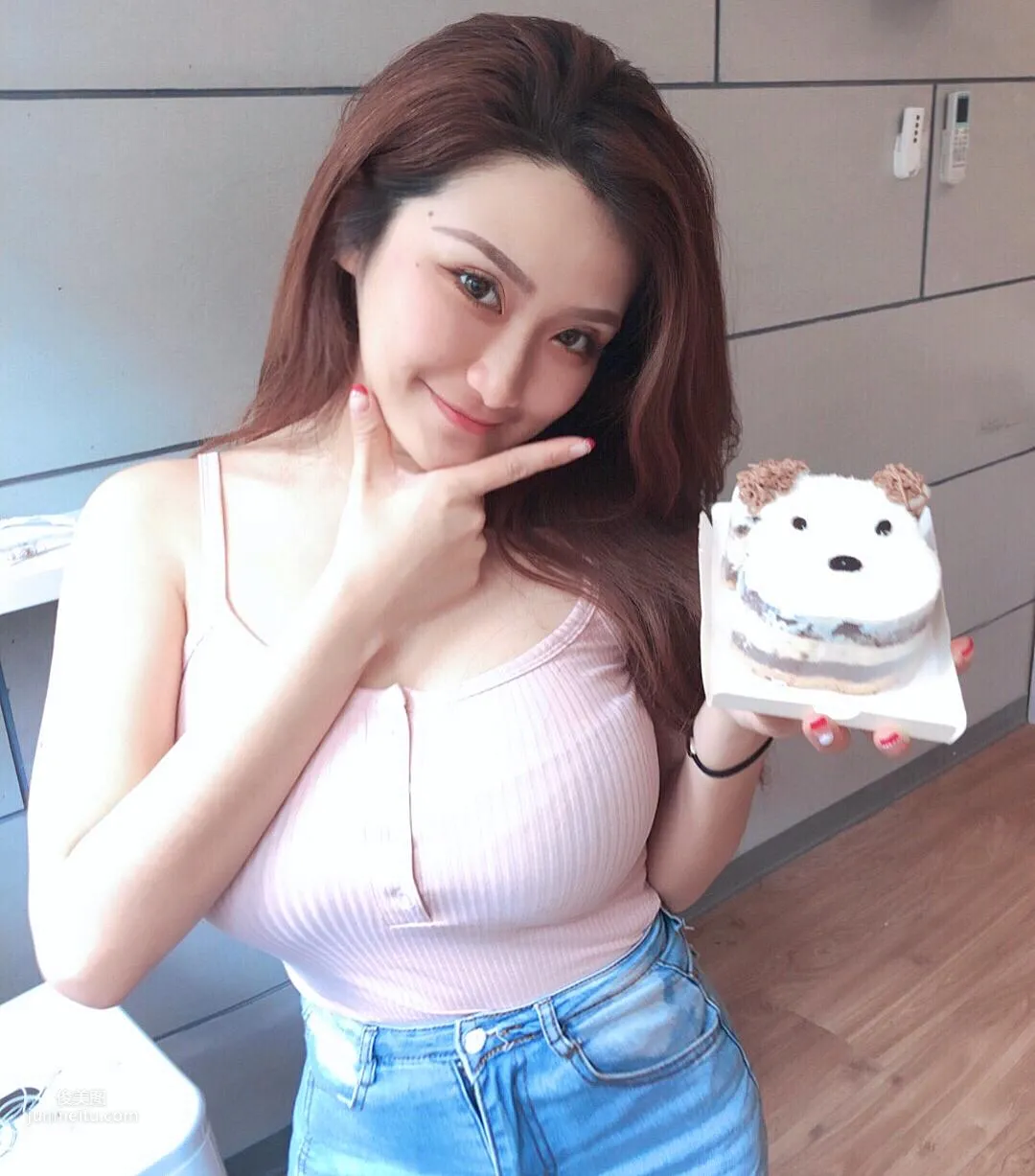 Taiwan Gina Qiu Yunjing Camisole and Small Vest Eating Dessert photo 15