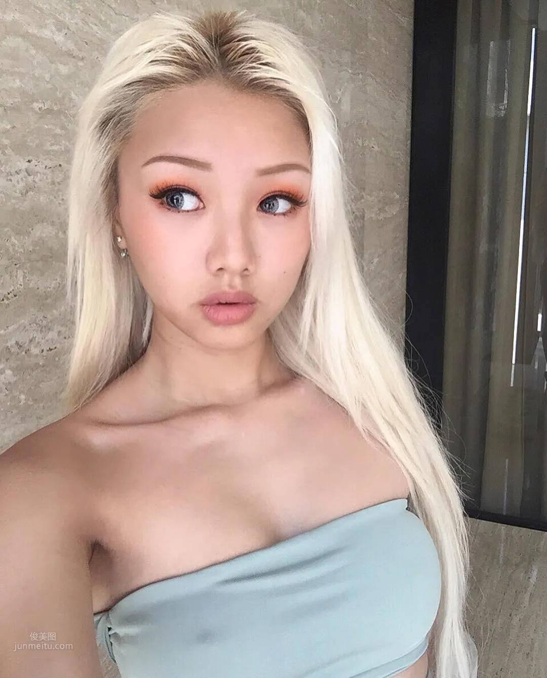 Vyvan Le: Photo Set 2024 photo 31