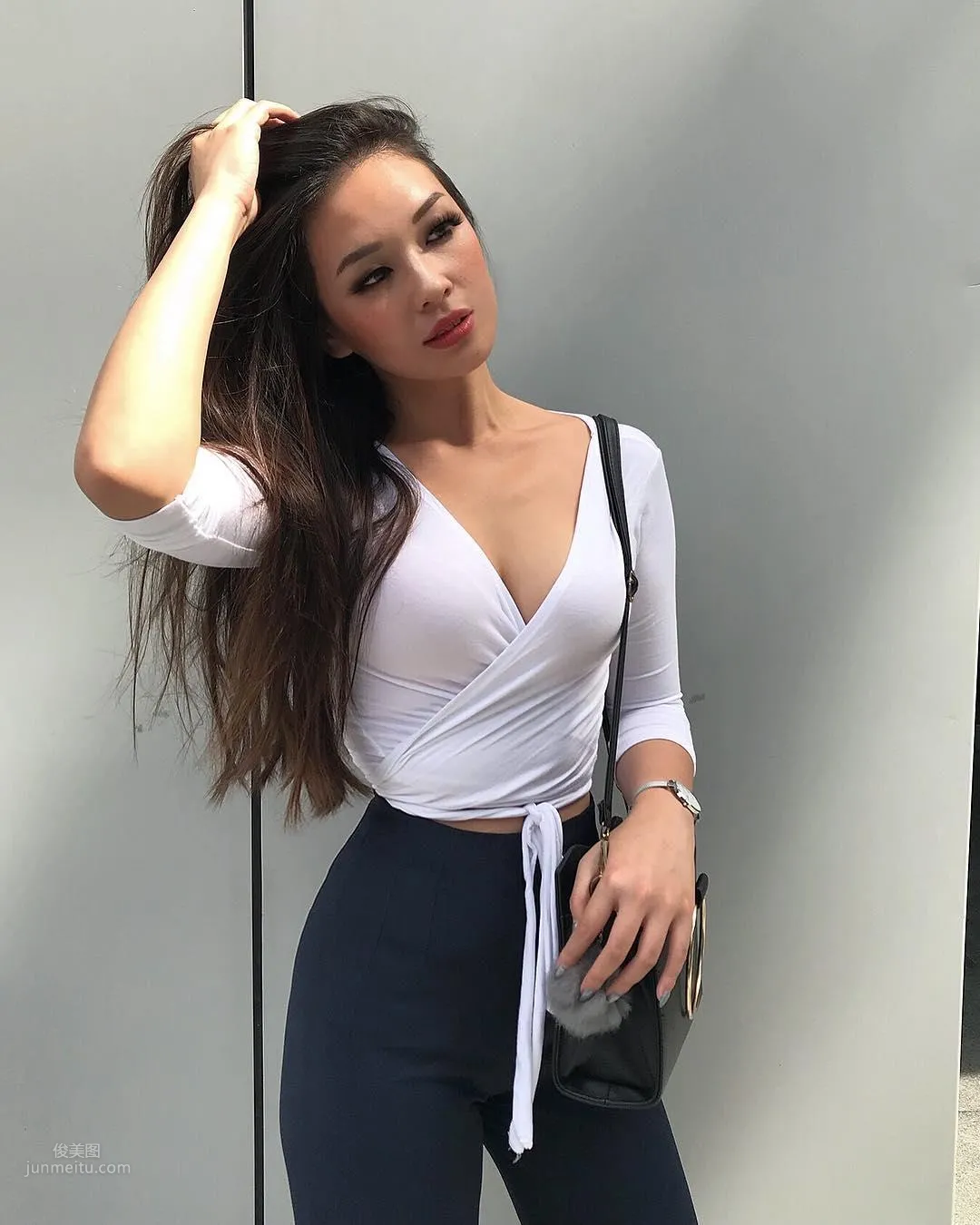 Singapore Internet Celebrity Tessasus Challenges Various Clothing Materials photo 13