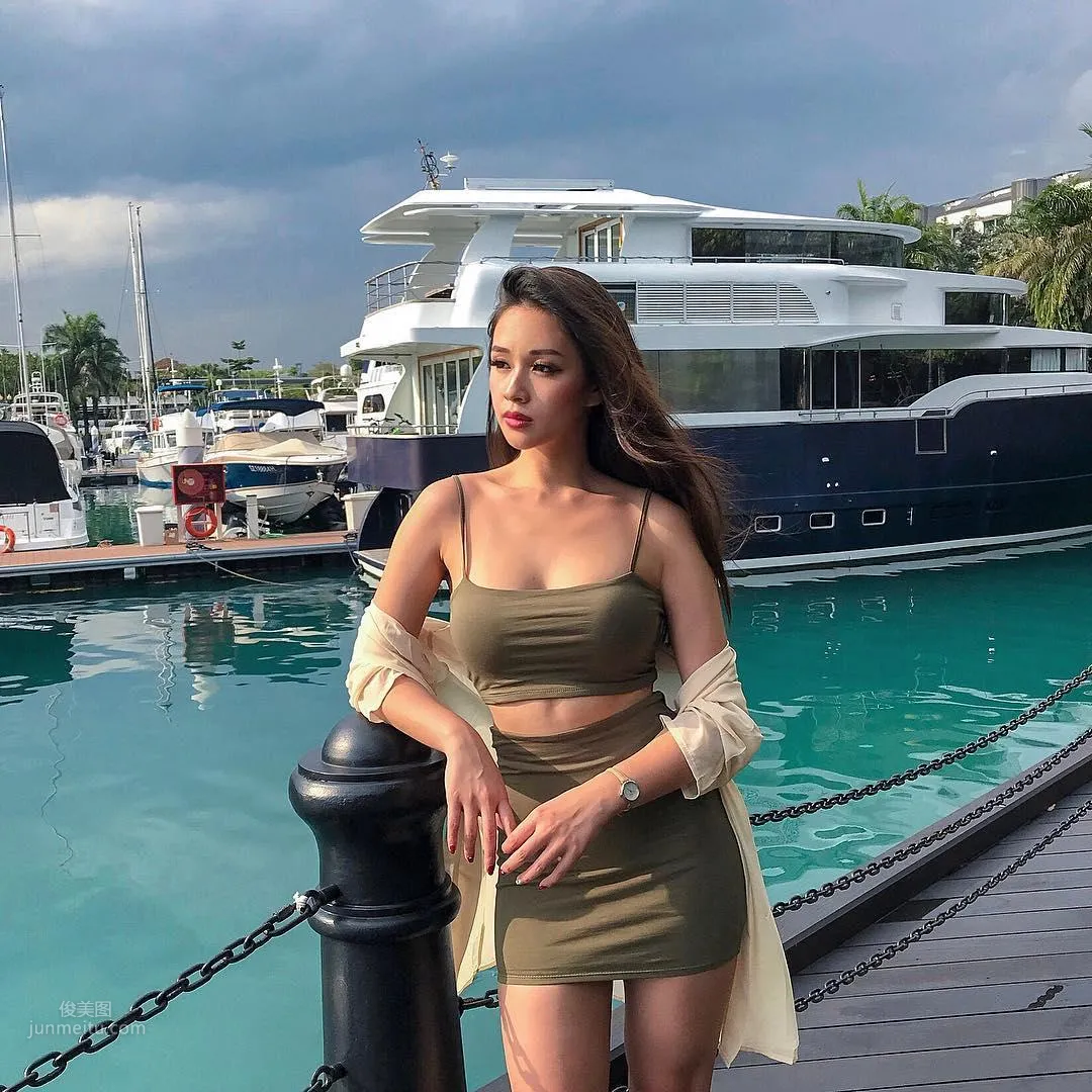 Singapore Internet Celebrity Tessasus Challenges Various Clothing Materials photo 17
