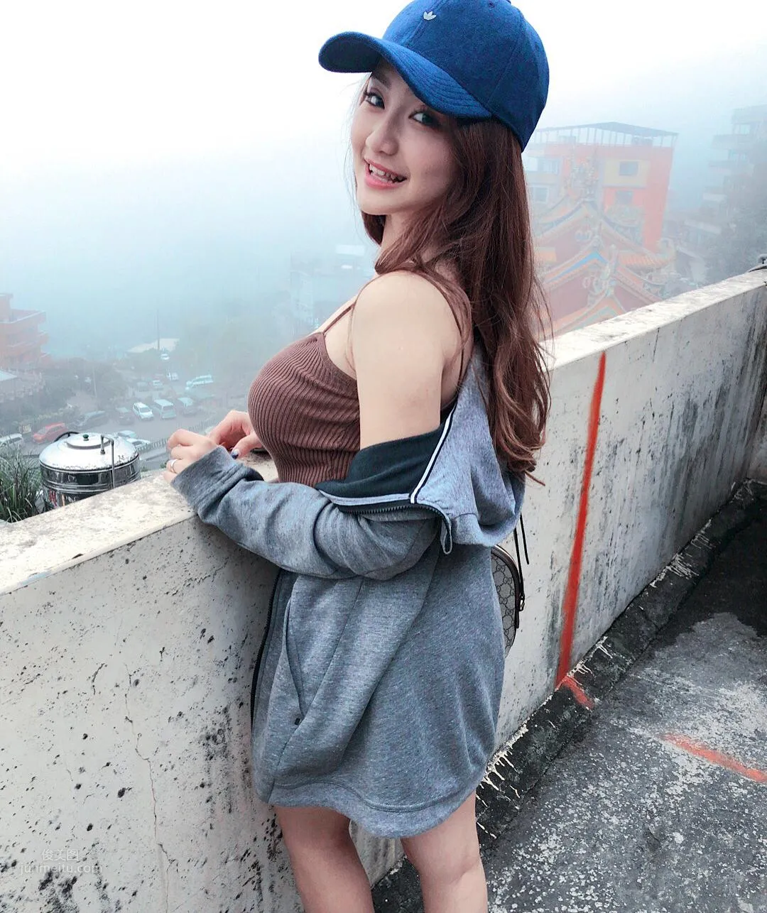 Taiwan Gina Qiu Yunjing Camisole and Small Vest Eating Dessert photo 13