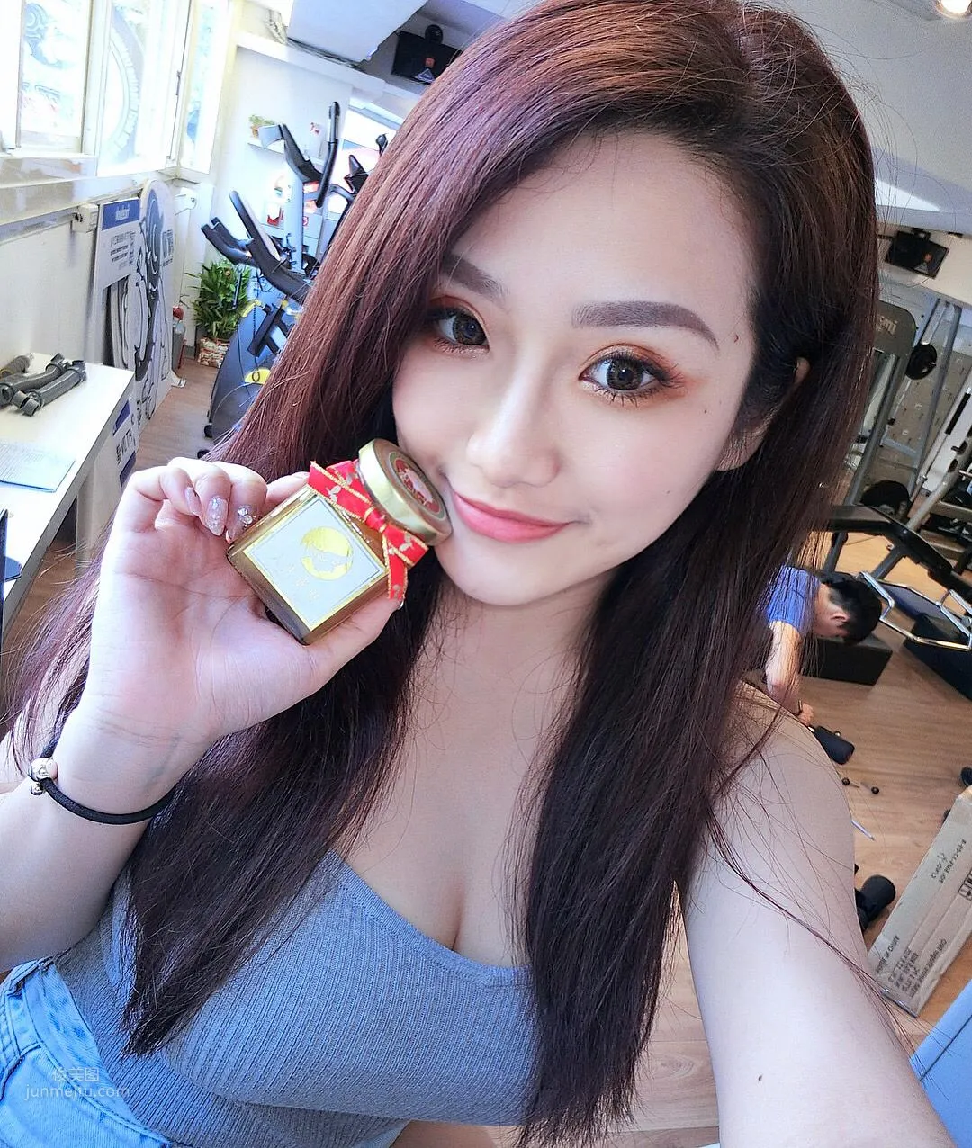 Taiwan Gina Qiu Yunjing Camisole and Small Vest Eating Dessert photo 20