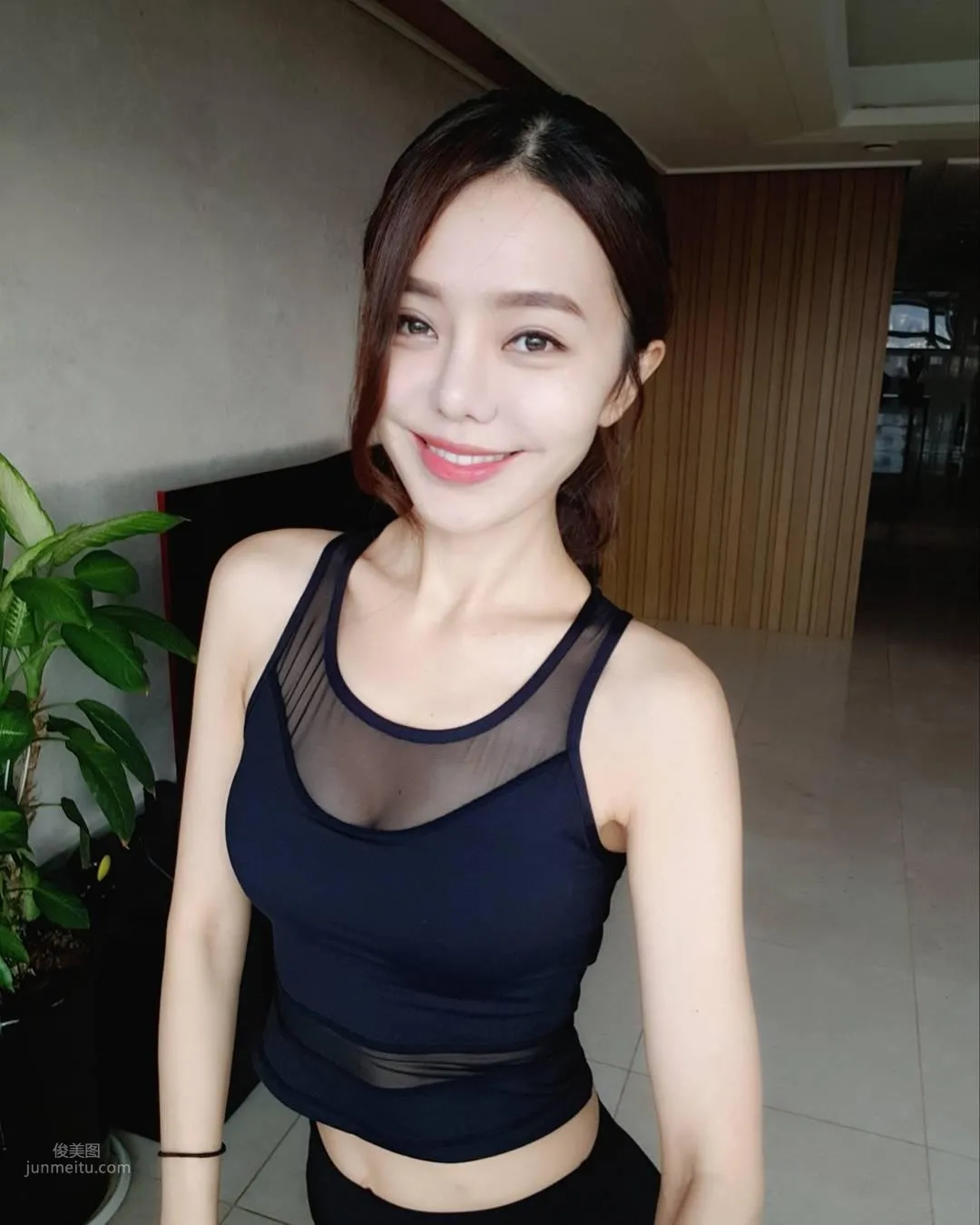 Angelakim, South Korean Sexy Sister with Unscientific Swelling on Her Chest photo 6