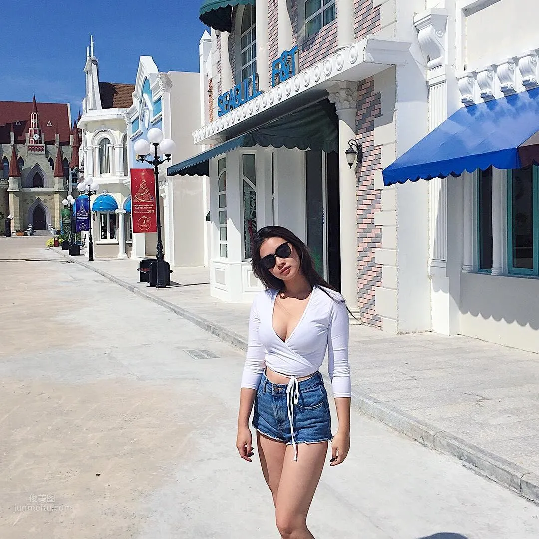 Singapore Internet Celebrity Tessasus Challenges Various Clothing Materials photo 4