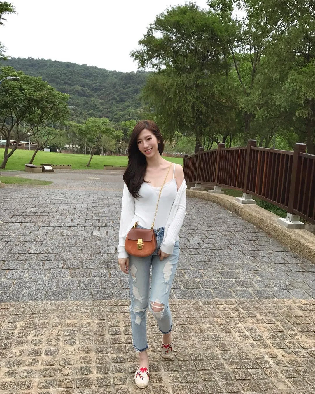 最美汽車接待員蔡芳婷 天使臉孔魔鬼身材誰能擋？ 22