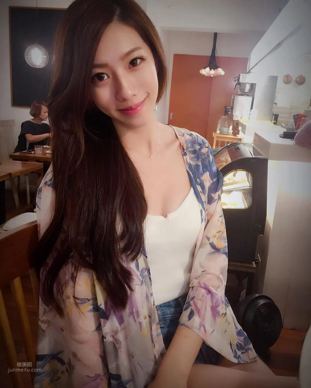 最美汽车接待员蔡芳婷 天使脸孔魔鬼身材谁能挡？_1
