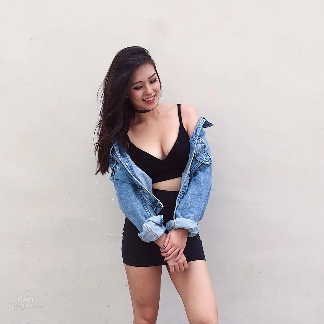 Singapore Internet Celebrity Tessasus Challenges Various Clothing Materials photo 5
