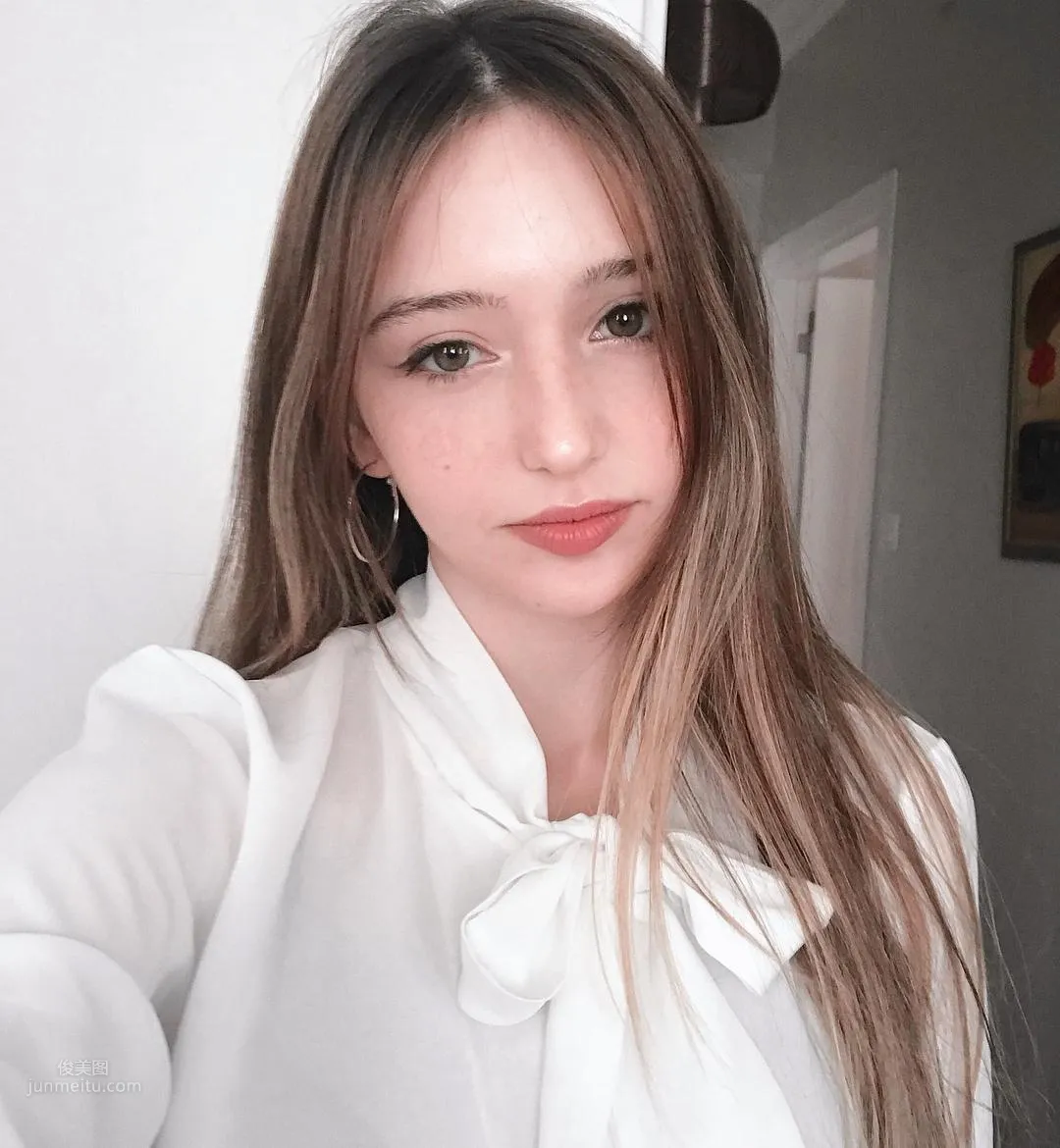 17-Year-Old Turkish Girl Ilayserah, Like Hepburn Reborn, Stuns Netizens photo 26