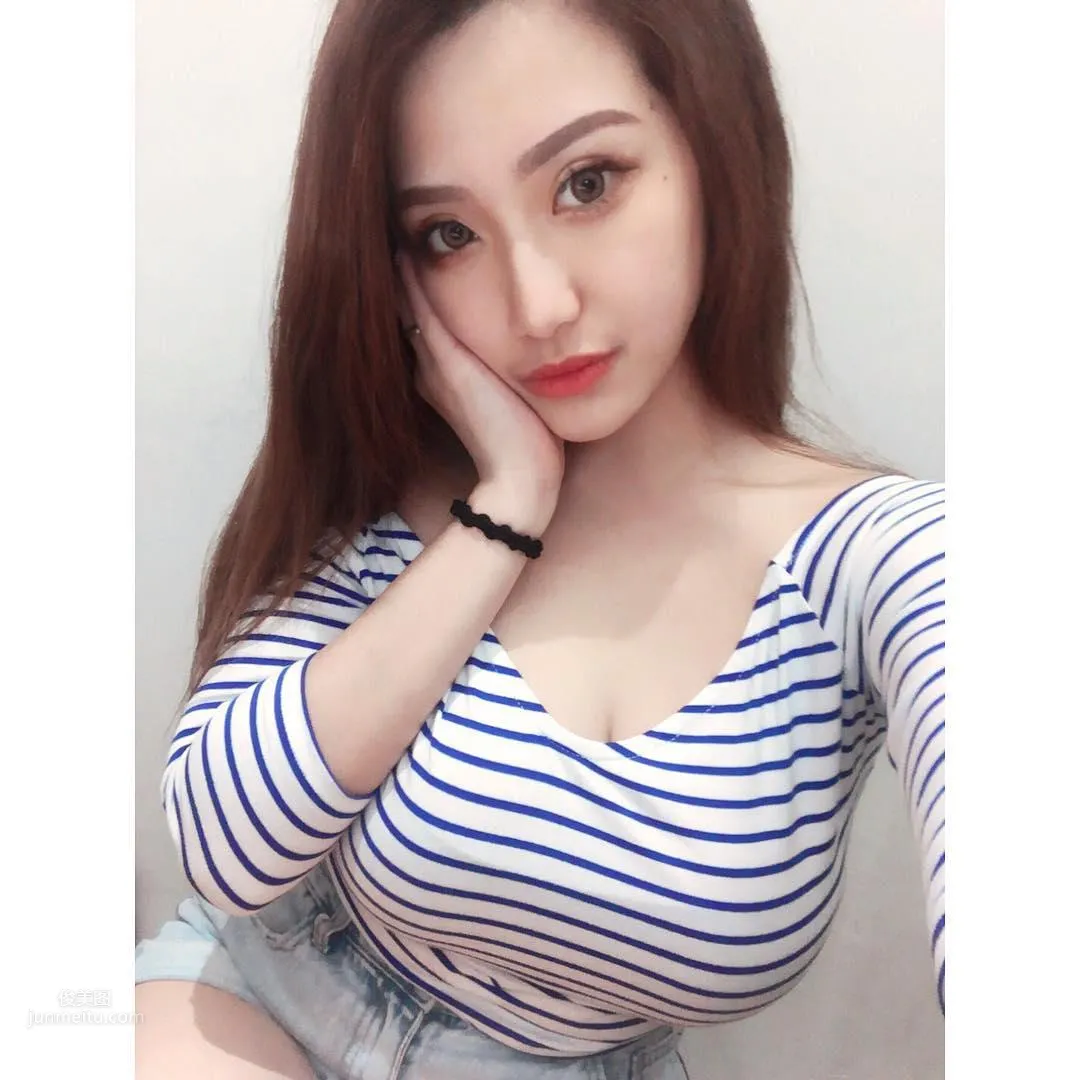 Taiwan Gina Qiu Yunjing Camisole and Small Vest Eating Dessert photo 12