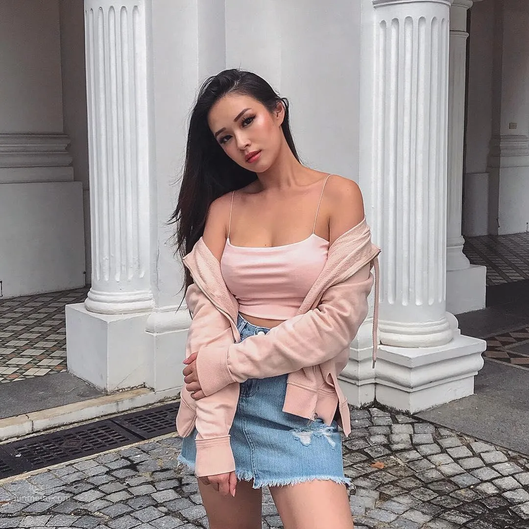 Singapore Internet Celebrity Tessasus Challenges Various Clothing Materials photo 23