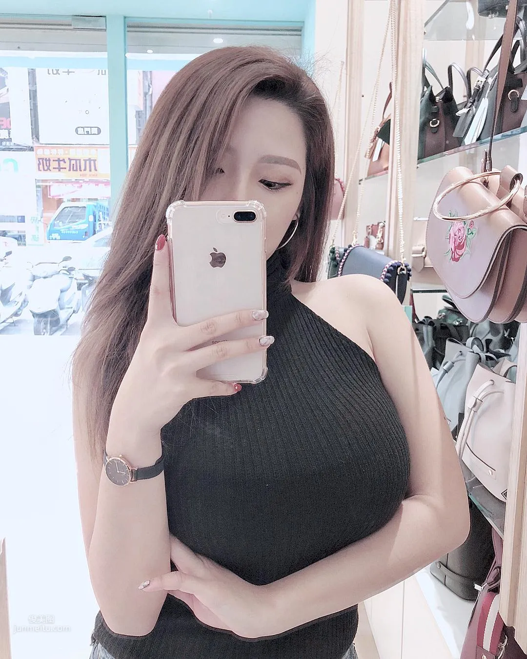 台湾Gina邱筠净吊带小背心吃甜品_0