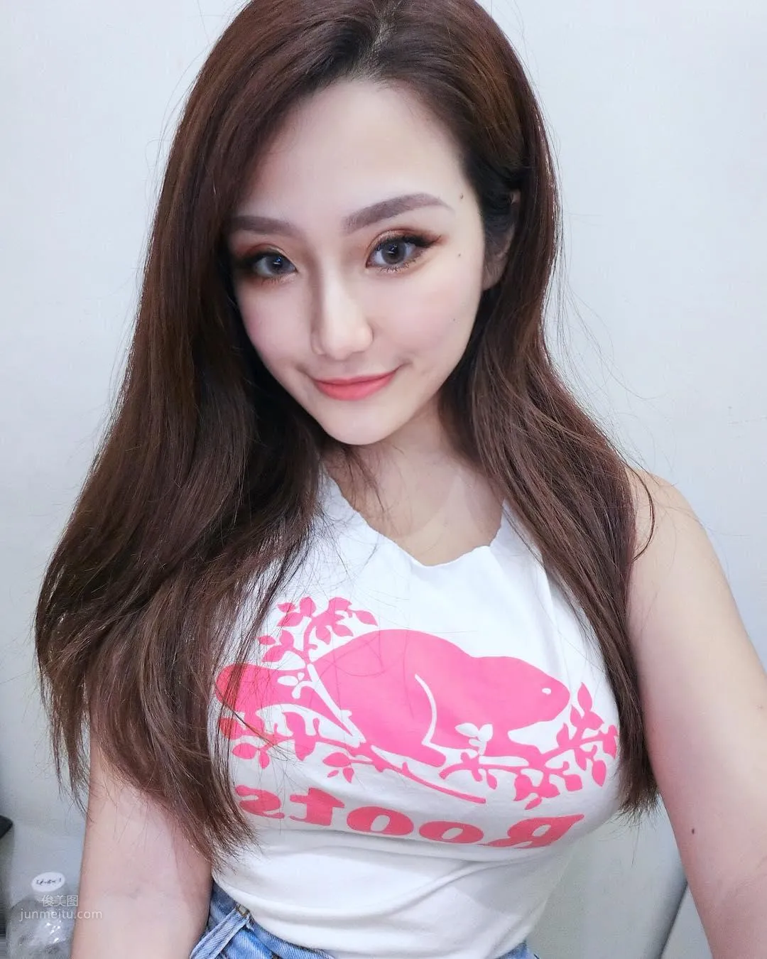 Taiwan Gina Qiu Yunjing Camisole and Small Vest Eating Dessert photo 23