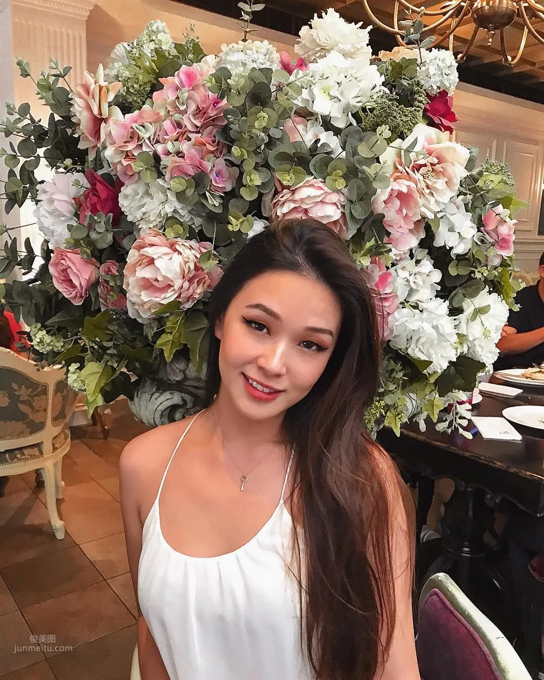 Singapore Internet Celebrity Tessasus Challenges Various Clothing Materials photo 39