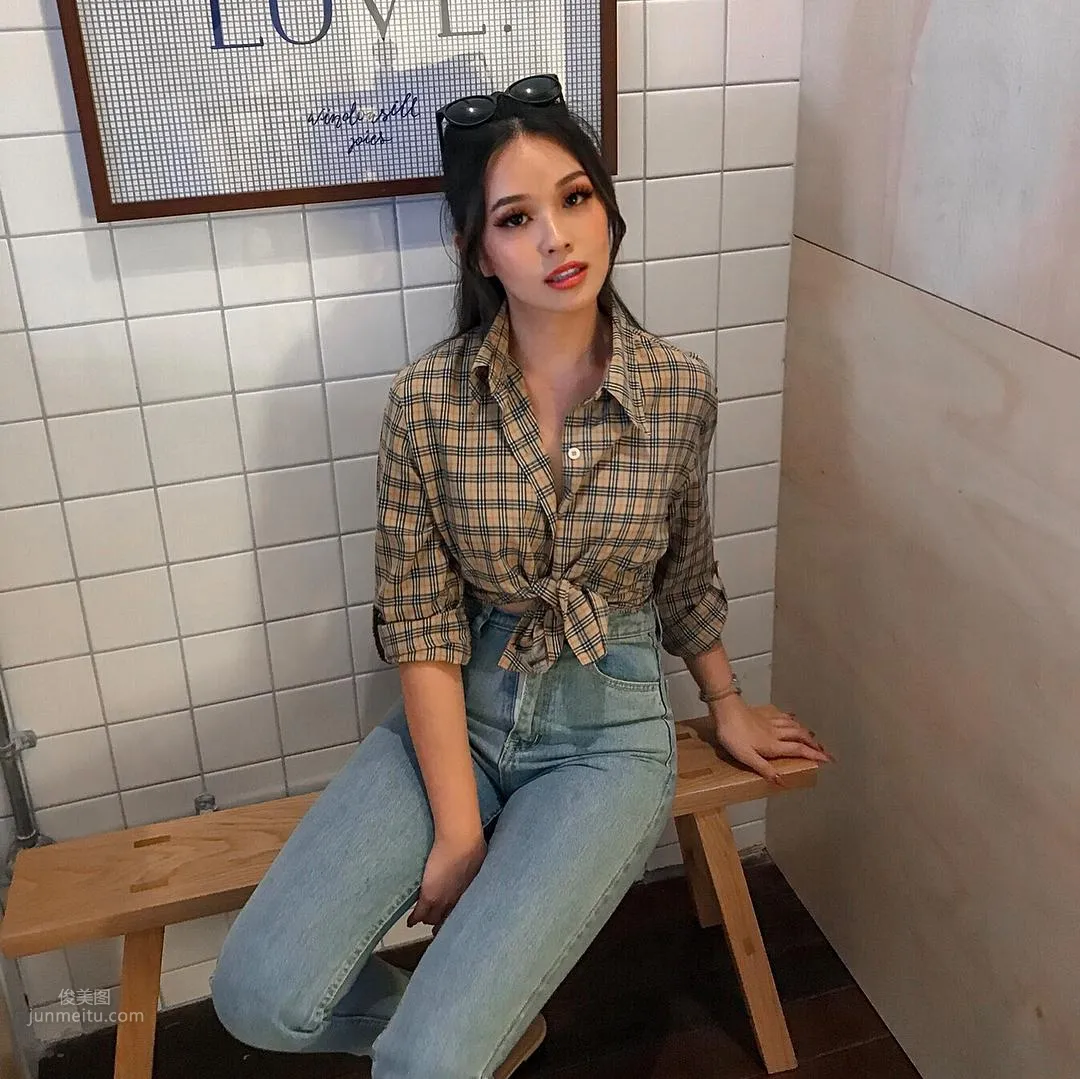 Singapore Internet Celebrity Tessasus Challenges Various Clothing Materials photo 43