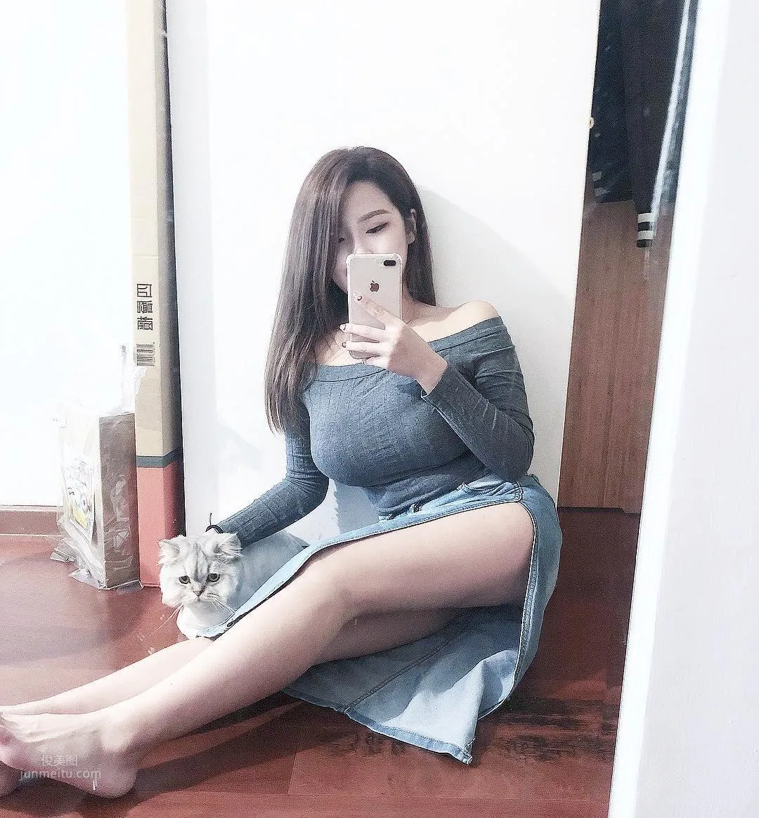 Taiwan Gina Qiu Yunjing Camisole and Small Vest Eating Dessert photo 5