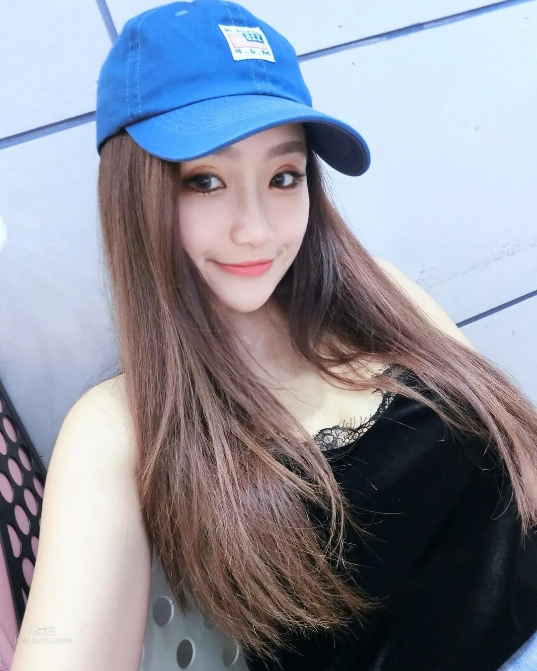 Taiwan Gina Qiu Yunjing Camisole and Small Vest Eating Dessert photo 26