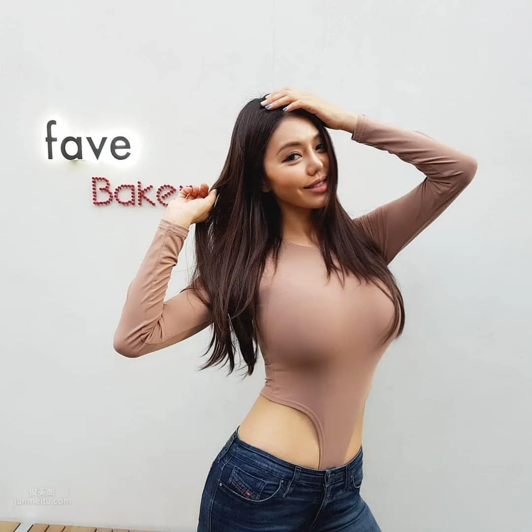 Angelakim, South Korean Sexy Sister with Unscientific Swelling on Her Chest photo 30