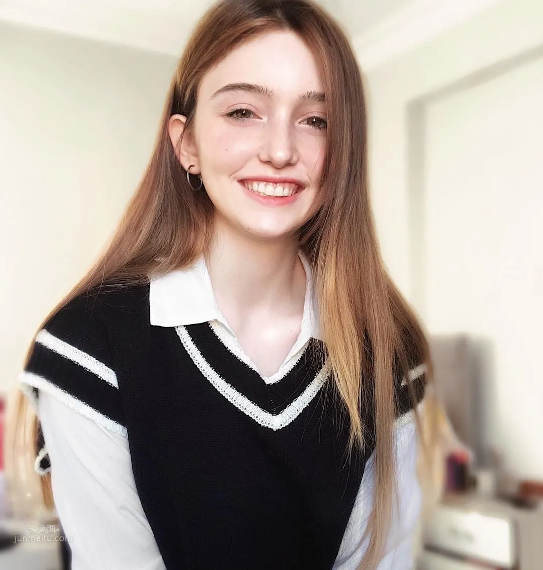 17-Year-Old Turkish Girl Ilayserah, Like Hepburn Reborn, Stuns Netizens photo 21
