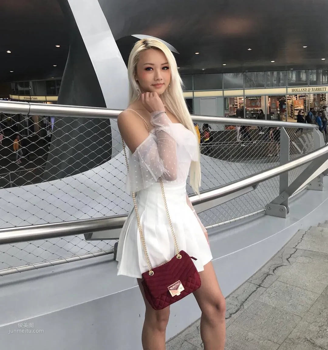 Vyvan Le: Photo Set 2024 photo 45
