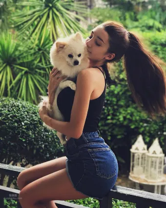 來一口椰子奶吧！「Anyuta Rai」性感弧線讓人印象深刻