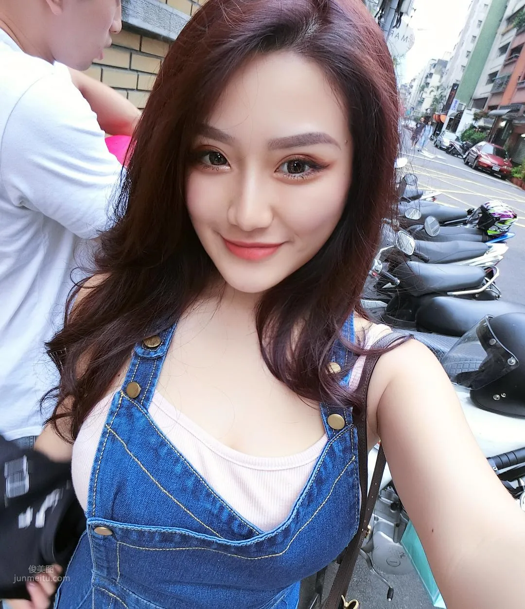 Taiwan Gina Qiu Yunjing Camisole and Small Vest Eating Dessert photo 18