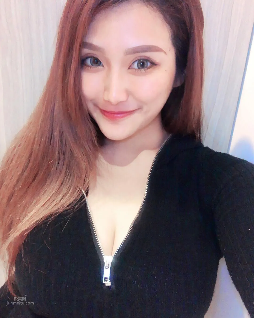 Taiwan Gina Qiu Yunjing Camisole and Small Vest Eating Dessert photo 7